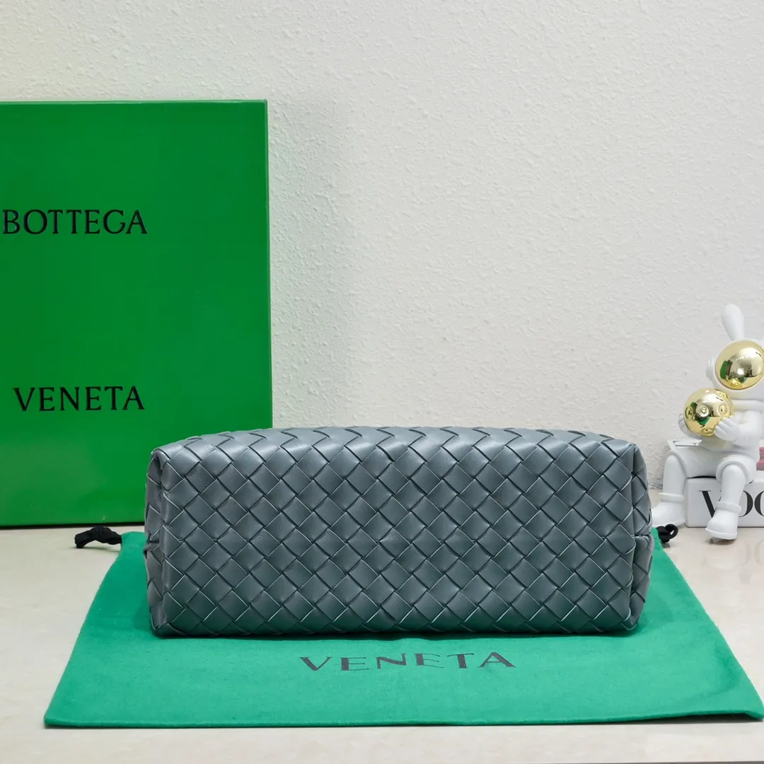 The 2023 new Andiamo batch of 2260 BV has been shipped‼ ️Really popular🔥The new Andiamo woven handbag launched by Bottega Veneta this season is really popular all over the world! ! Celebrities at home and abroad have worn it, and Oscar-winning actress Michelle Yeoh has taken it out on the street. Song Jia, Trai Yara, Yu Feihong, Sanji Ayaka, Rosie Hunting-Whiteley, Yoshioka Riho, etc. have all picked up this bag. It is classic and versatile, showing off its temperament, and the bag capacity is also large, which is very convenient for daily commuting! ! A variety of carrying methods, the shoulder straps can be adjusted by yourself, the original lambskin feels soft and delicate, and the unisex style breaks gender boundaries and brings a more practical and longer-lasting use experience. Andiamo, which has both elegant and casual styles, perfectly interprets the true appearance of "fashionable old money style". Style number: 8463 Size: 32*24*12